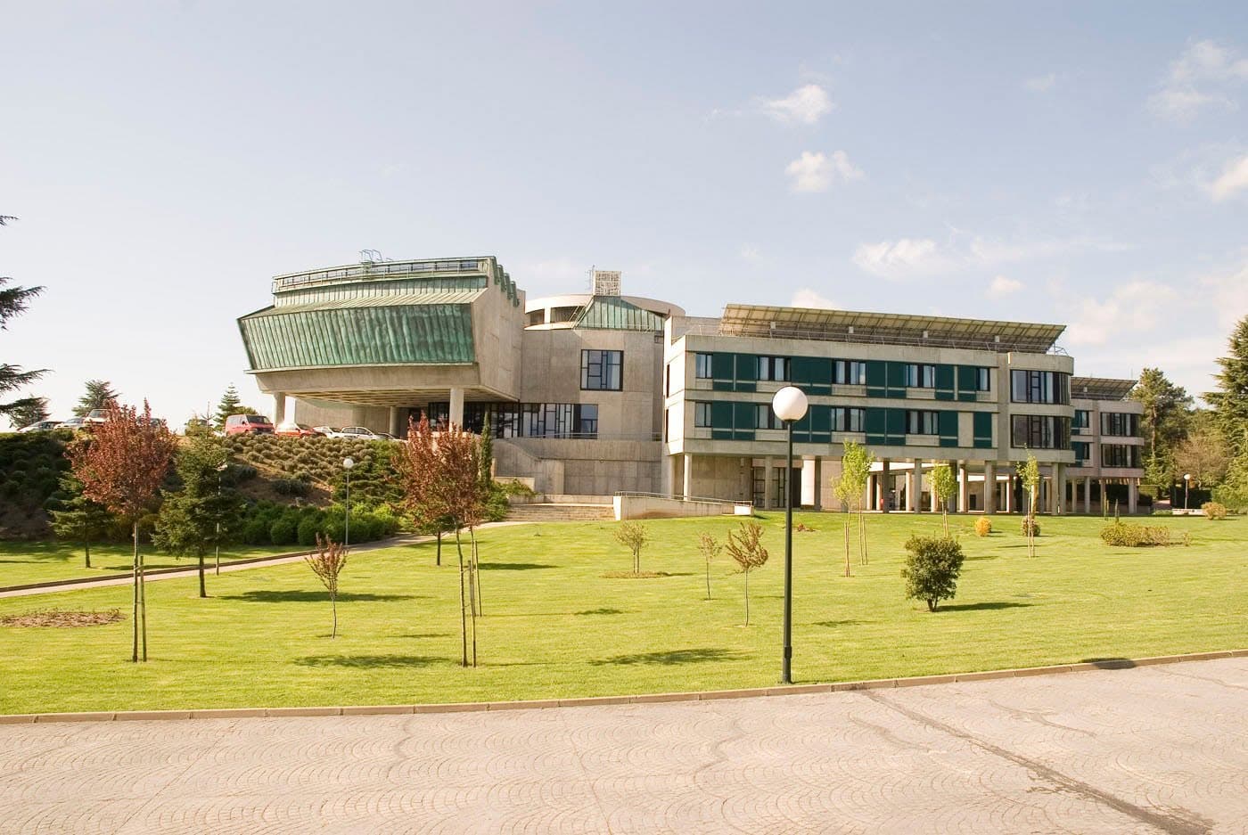 Edificio y jardines del Centro de eventos Fray Luis de León, en Guadarrama